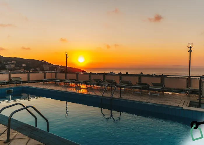 Hotiday Collection - Готель 4*