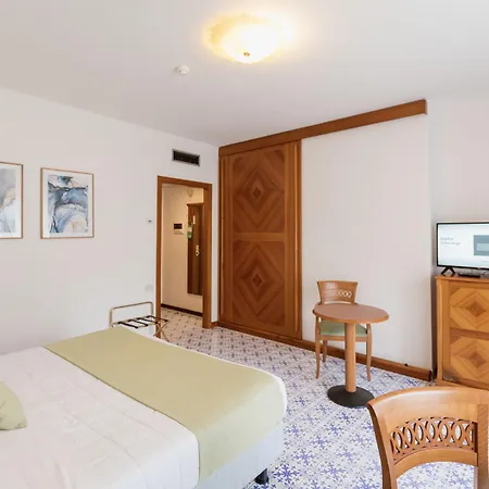 Ξενοδοχείο Hotiday Collection - 4*